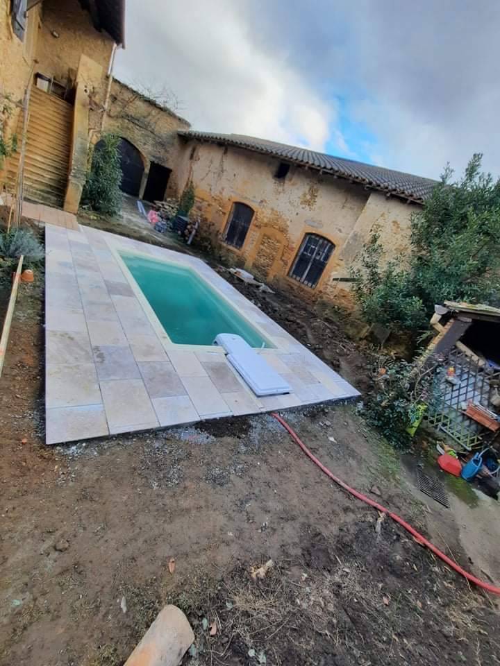 réalisation d'une mini piscine coque polyester à Belleville en Beaujolais