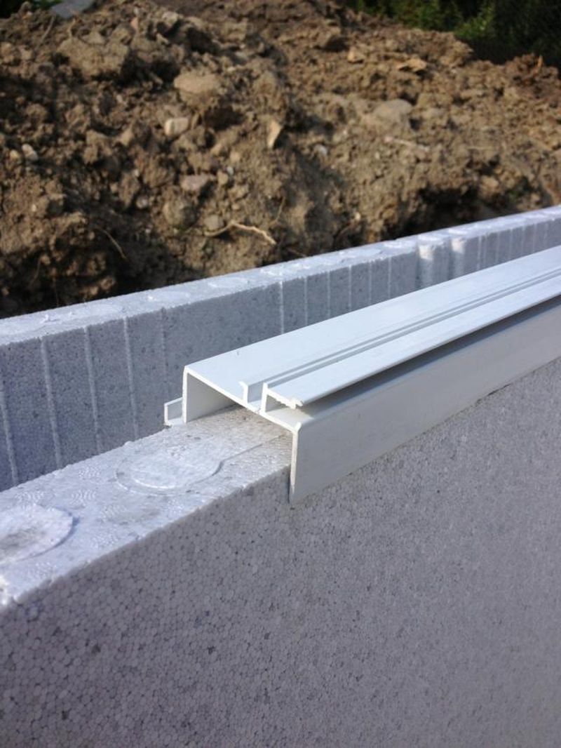 Mise en place du profilé d'accrochage avant coulage des murs