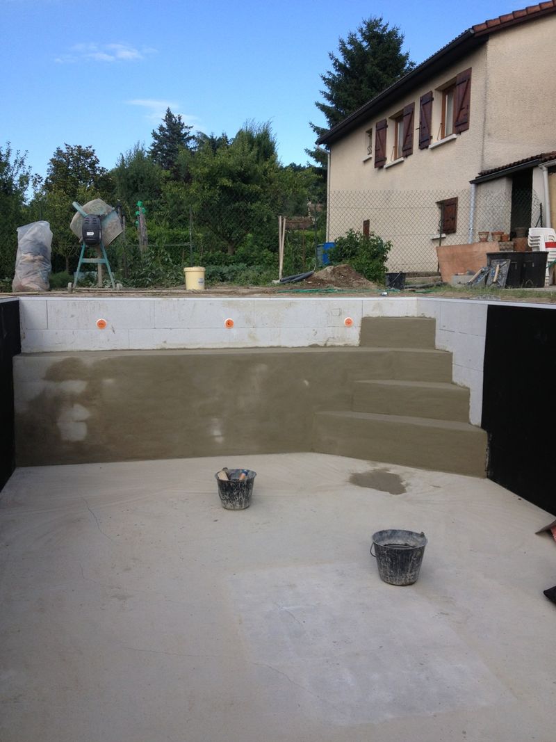 piscine traditionnelle avec escalier près de Neuville sur saone