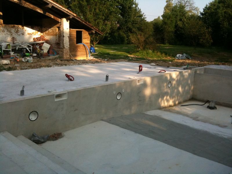 Construction d'une piscine traditionnelle haut de gamme à Perrex dans l'ain