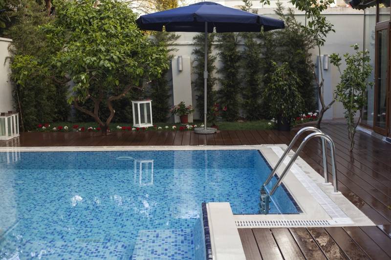 Constructeur de piscine haut de gamme sur mesure à Lyon, installation d'une piscine sur mesure dans les monts d'or